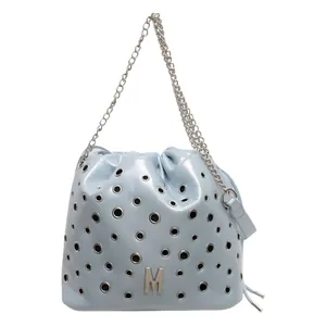 Sac seau bleu clair avec œillets argentés, poignée en chaîne et logo M sur fond blanc