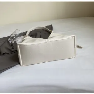 Vue détaillée du cabas crème montrant la texture du cuir plissé de qualité supérieure