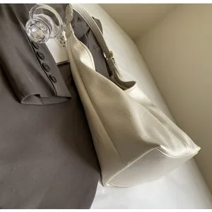 Détail du grand sac cabas blanc en cuir PU froissé avec design hobo et bandoulière réglable