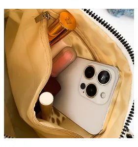 Vue intérieure du sac cabas léopard avec poche zippée et grande capacité de rangement