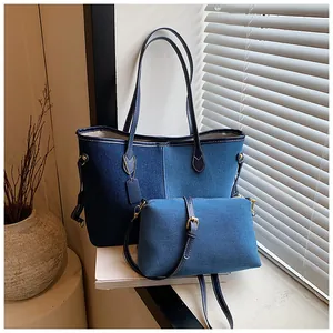 Détail du sac fourre-tout en denim bicolore avec petite pochette bandoulière assortie
