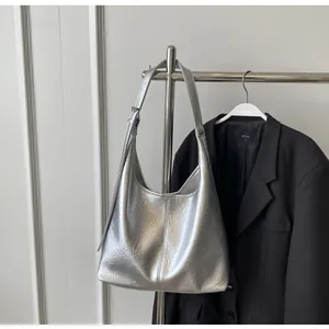 Vue détaillée du sac cabas argenté avec texture plissée et boucle ajustable