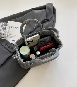 Bovenaanzicht van grijze denim handtas interieur met grote capaciteit voor spullen