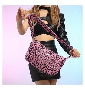 Détail du sac léopard rose avec trois poches zippées et une large bandoulière imprimée