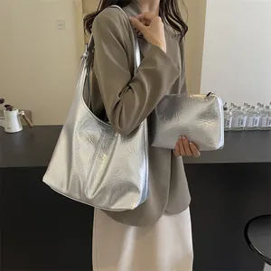 Ensemble de sacs cabas argentés métallisés plissés avec pochette sur un mannequin