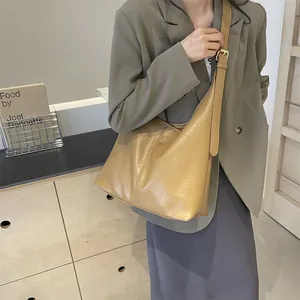 Sac fourre-tout kaki minimaliste avec texture cuir plissé et bandoulière réglable