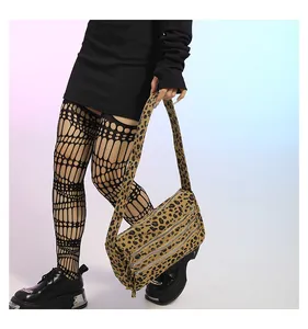 Détail du sac en toile léopard avec triple fermeture éclair et style punk moderne