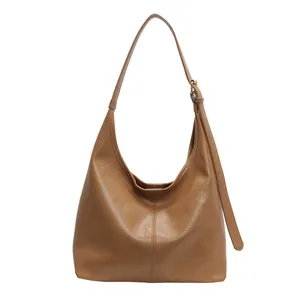 Minimalistische braune Hobo-Tasche aus Kunstleder mit verstellbarem Schultergurt für Damen
