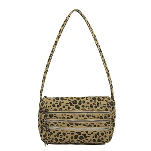Grand sac cabas léopard élégant avec trois poches zippées et bandoulière réglable