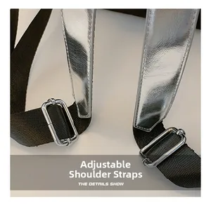 Détail de bretelles réglables argentées miroir avec boucles métalliques sur un sac à dos