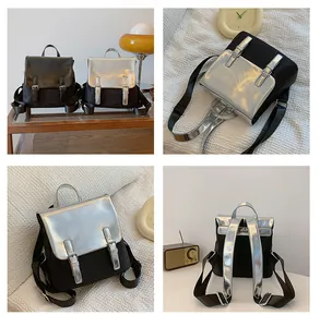 Détails d'un sac à dos bicolore montrant le rabat argenté et les sangles à boucles