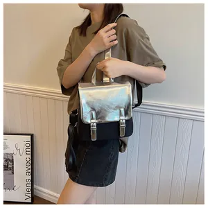 Détail du sac à dos bicolore argent et noir avec bretelles réglables et boucles doubles