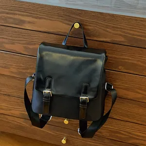 Sac à dos classique en similicuir noir brillant avec boucles et poignée de style vintage