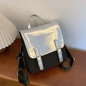 Sac à dos mode minimaliste contrasté argent et noir avec finition métal de qualité