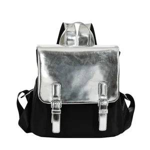 Sac à dos chic contrasté noir et argent avec boucles métalliques au style minimaliste