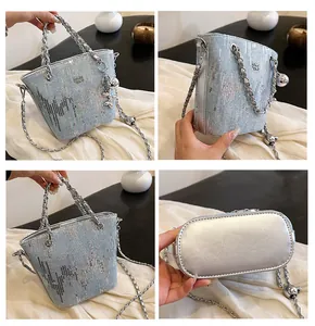 Dettagli della borsa a secchiello in denim azzurro con paillettes argento e ciondolo cane