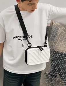 Bolso bandolera rígido blanco con diseño de rayas texturizadas llevado por modelo