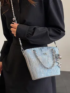 Borsa a secchiello in denim azzurro con paillettes argento e tracolla a catena
