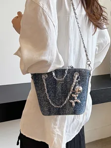 Borsa a secchiello in denim con tracolla a catena e ciondolo a forma di cane