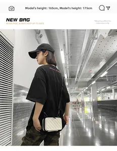Weiße kleine Hartschalenkoffer-Tasche mit Streifentextur und schwarzem Nylonriemen am Model