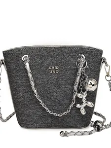 Secchiello in denim grigio scuro con catena d'argento e ciondolo a forma di cane palloncino
