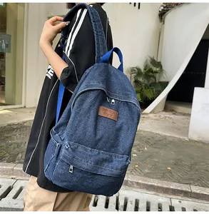 Vue extérieure d'un sac à dos en denim bleu foncé résistant avec écusson en cuir