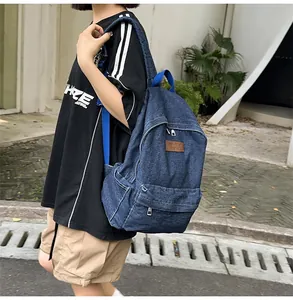 Photo lifestyle d'un sac à dos en denim bleu avec détails en cuir pour l'école et les loisirs