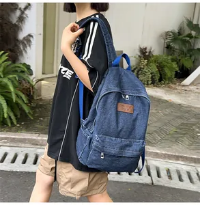 Vue extérieure d'un sac à dos en jean bleu de haute qualité avec logo en cuir décoratif