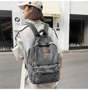 Photo mode d'un sac à dos en jean gris foncé avec étiquette en cuir pour le lycée
