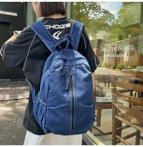 Vue détaillée latérale d'un sac à dos en denim bleu foncé avec poches et fermetures