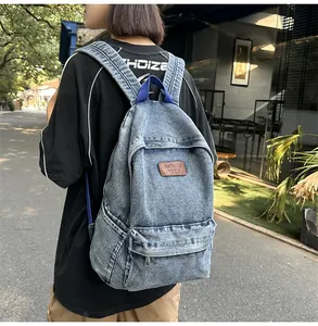 Vue extérieure d'un sac à dos en denim bleu durable avec logo en cuir et poche avant