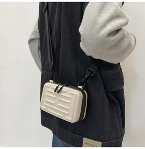 Detailansicht der Mini-Hartschalen-Umhängetasche in Off-White mit Gurtband