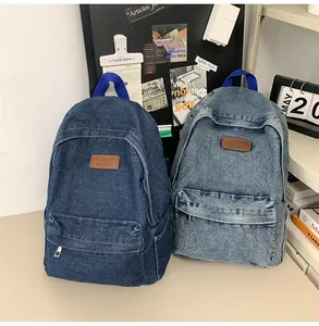 Détail de sacs à dos en denim classique en bleu foncé et clair avec poches latérales