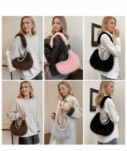 Détail de sacs à bandoulière en peluche avec chaîne de perles en plusieurs couleurs