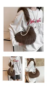 Détail du sac bandoulière en fausse fourrure marron foncé avec chaîne de perles élégante