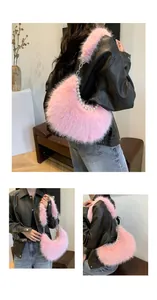 Détail du sac demi-lune en fausse fourrure rose avec chaîne en perles et bandoulière
