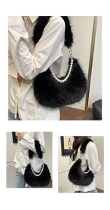 Détail du sac à bandoulière en peluche noire avec perles élégantes et bandoulière en métal