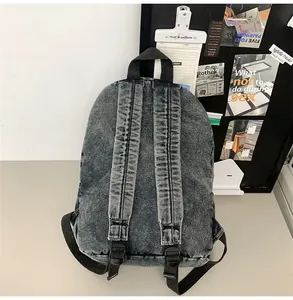 Vue détaillée du dos du sac à dos en jean avec bretelles réglables et poignée haute