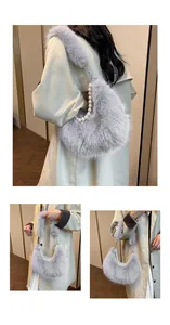 Détail du sac croissant en peluche grise avec chaîne de perles et maillons