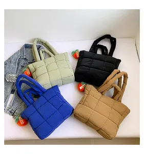 Gesteppte Nylon-Einkaufstaschen in Grün, Schwarz, Blau und Braun mit gepolsterten Griffen