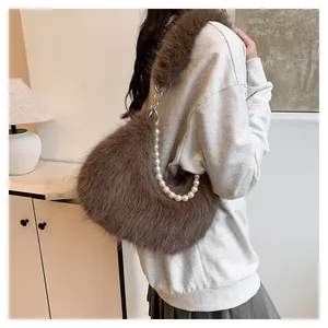 Détail d'un sac à épaule en fausse fourrure marron avec chaîne décorative en perles