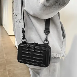 Minimalistische schwarze Hartschalen-Umhängetasche mit geripptem Design und Tragegurt