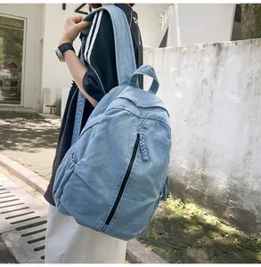 Photo de sac à dos en jean délavé bleu clair avec texture douce et style rétro vintage
