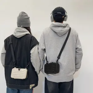 Minimalistische trendige kleine Umhängetaschen in Schwarz und Weiß für Paare