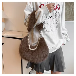 Détail du sac demi-lune en peluche marron avec chaînes élégantes en perles et métal argenté