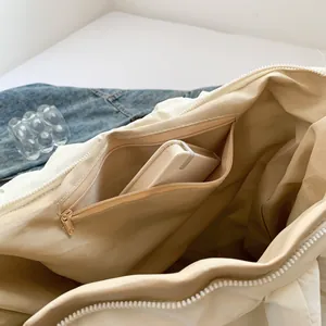 Sac cabas matelassé crème en nylon avec intérieur spacieux et fermeture à glissière