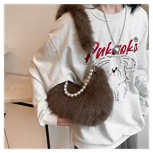 Détail du sac bandoulière en peluche marron avec chaîne en perles et texture