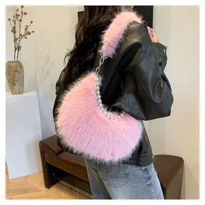 Vue détaillée du sac d'épaule croissant en peluche rose avec chaîne de perles