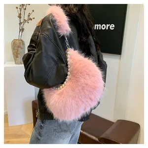 Détail du sac à bandoulière en fausse fourrure rose avec chaîne de perles décorative
