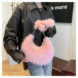 Sac hobo rose en peluche avec anse en perles et texture douce en fausse fourrure